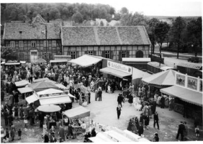 Marktplatz Jahrmarkt vielleicht 70er
