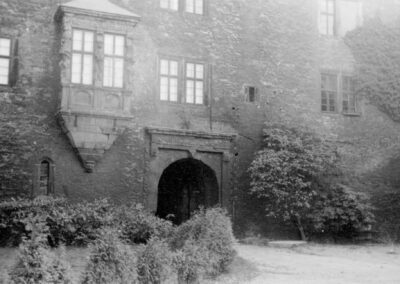 Wasserburg aussen mit Torbogen